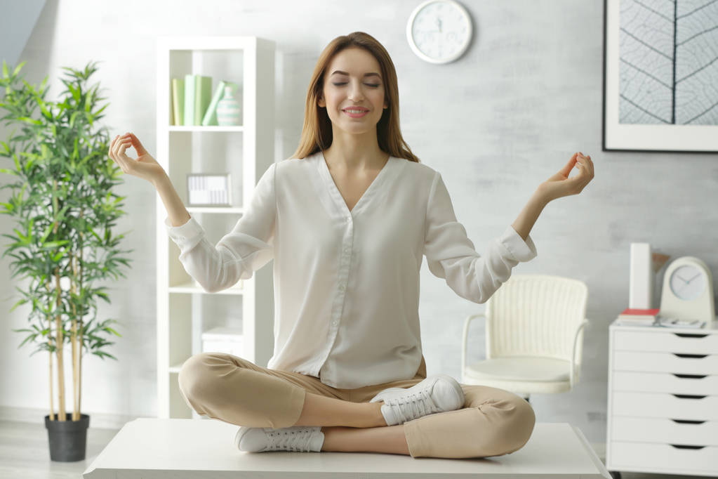 美丽的年轻女子打坐 美丽的年轻女子打坐