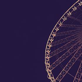 在晚上的摩天轮图片