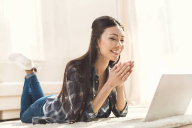 女人躺在地毯上，拍手