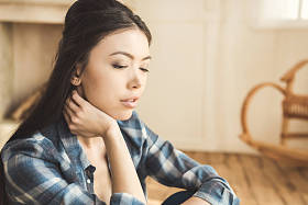 女人在家里做白日梦