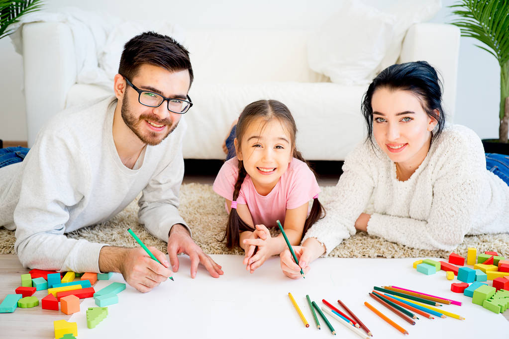 绘制在一起的家庭图片 绘制在一起的家庭图片