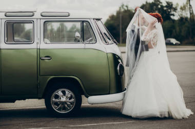 新婚夫婦接吻附近復古車圖片