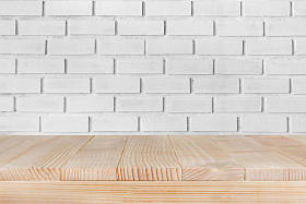 木桌上的白砖背景可以用于蒙塔