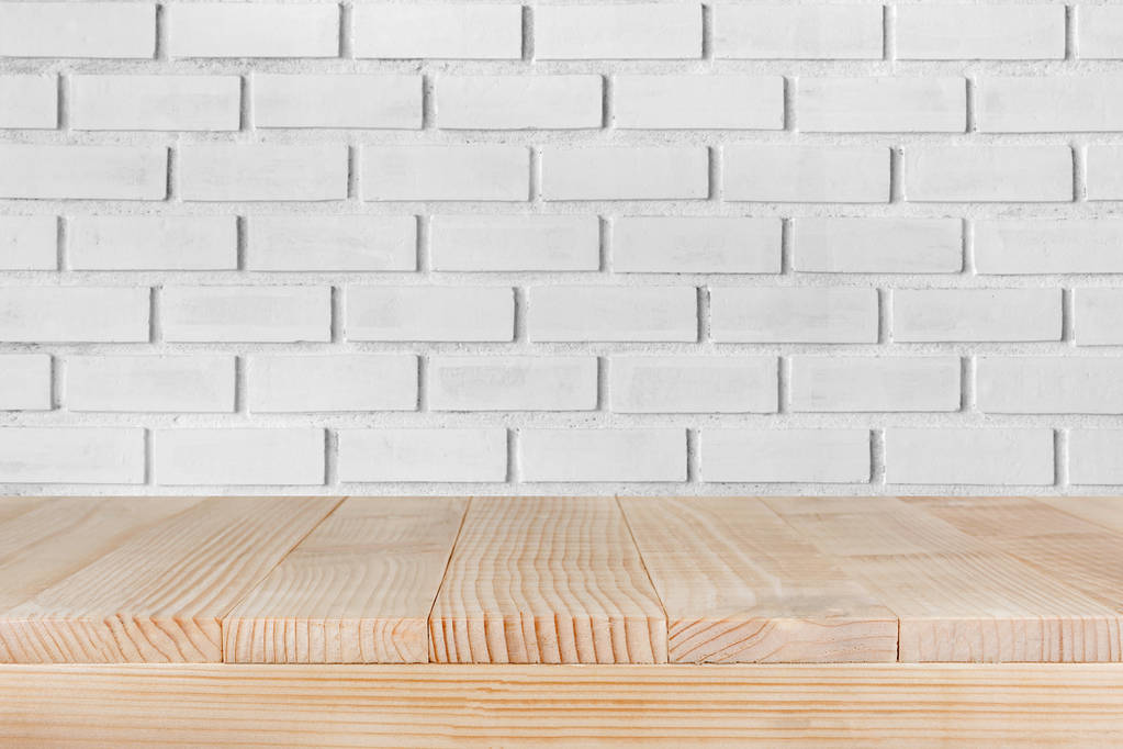 木桌上的白砖背景可以用于蒙塔 木桌上的白砖背景可以用于蒙塔