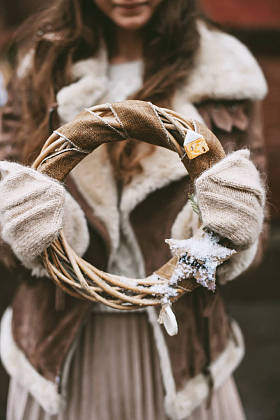 女人控股自然花圈