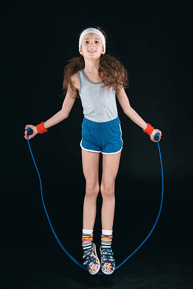 女孩跳跳绳 图片