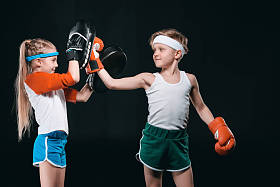 男孩和女孩拳击