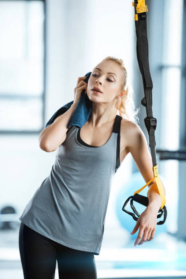 美麗健身女人休息期間培訓(xùn) trx 健身帶