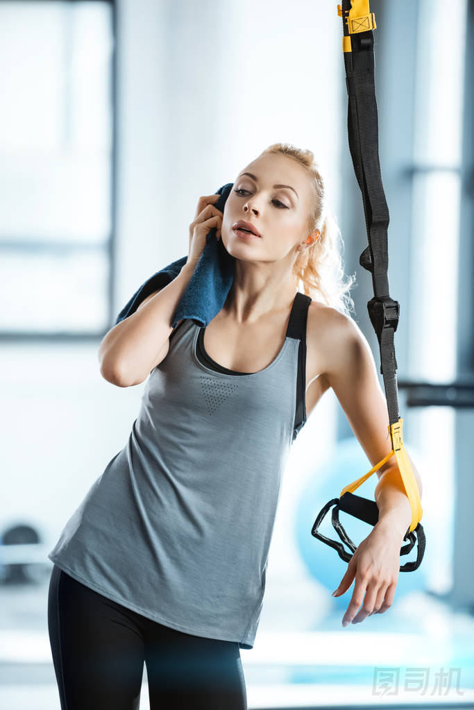 美麗健身女人休息期間培訓(xùn) trx 健身帶