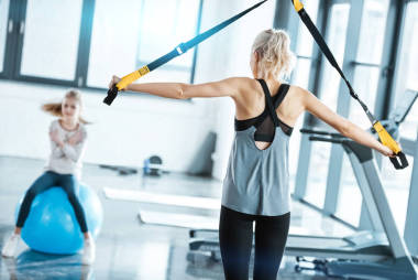 金發(fā)碧眼的健身女人培訓(xùn) trx 健身肩帶