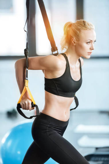 金發(fā)碧眼的健身女人培訓(xùn) trx 健身肩帶