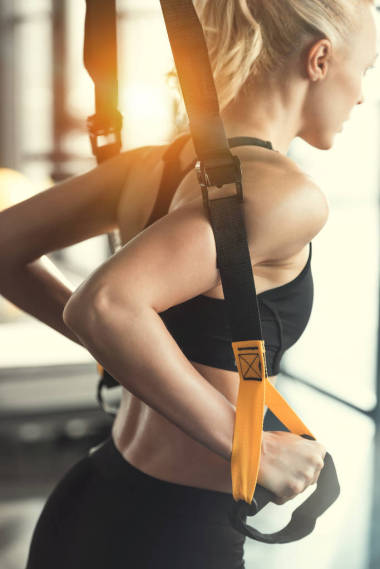 金發(fā)碧眼的健身女人培訓 trx 健身肩帶
