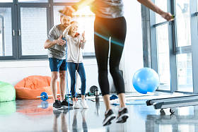 年轻的健身人行使与跳绳运动中心