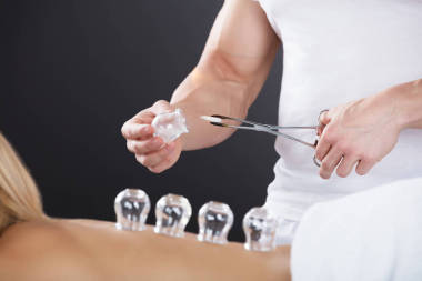 該名女子躺在前面 