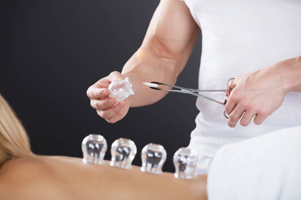 该名女子躺在前面  该名女子躺在前面