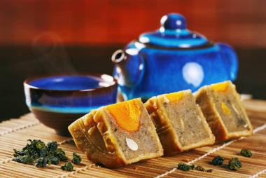 用茶壶月亮蛋糕堆栈照片