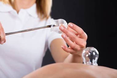 治療師給予治療