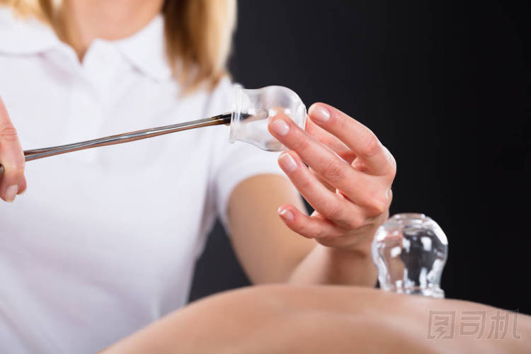 治疗师给予治疗