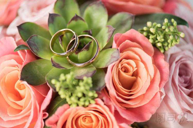在花束上的結(jié)婚戒指圖片