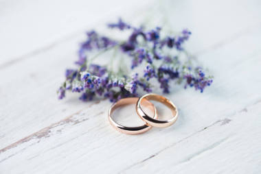 結(jié)婚戒指和鮮花圖片