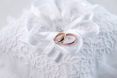 在花邊枕頭上的結婚戒指圖片