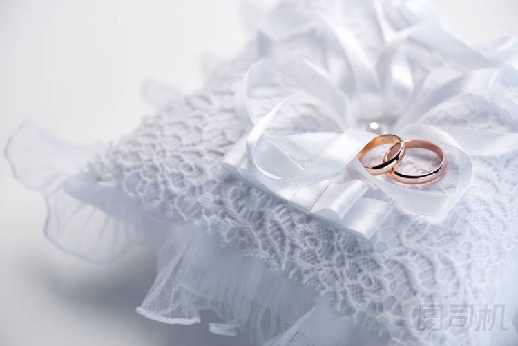 在花邊枕頭上的結婚戒指