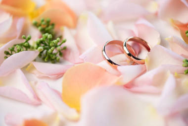 玫瑰花瓣上的結(jié)婚戒指