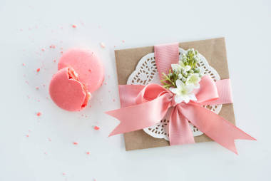 牛皮纸信封和食品   照片