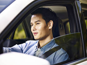 亚洲年轻男子驾驶一辆车