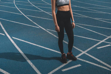 女運動員站在跑道上