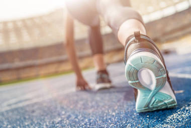 女運動員在起跑線上 