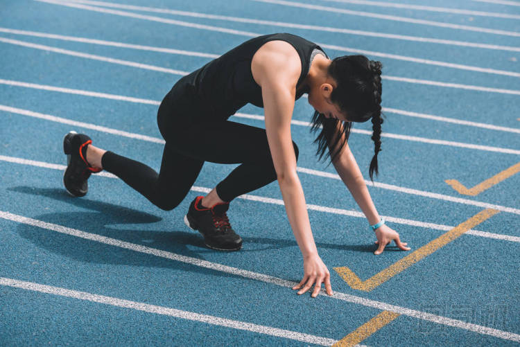 女運(yùn)動(dòng)員在起跑線上 照片