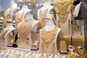 商店橱窗里的黄金首饰照片