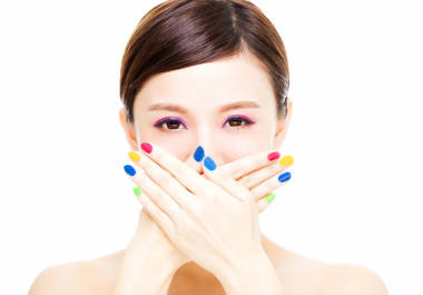 美麗的女孩臉上五顏六色的化妝概念與特寫