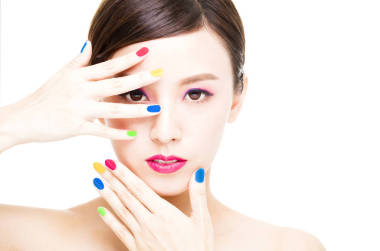 美丽的女孩脸上五颜六色的化妆概念与特写