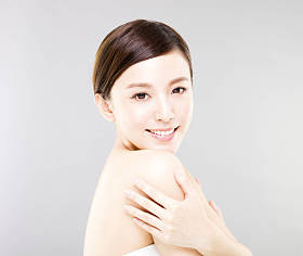 特写年轻女子脸上带有灰色背景