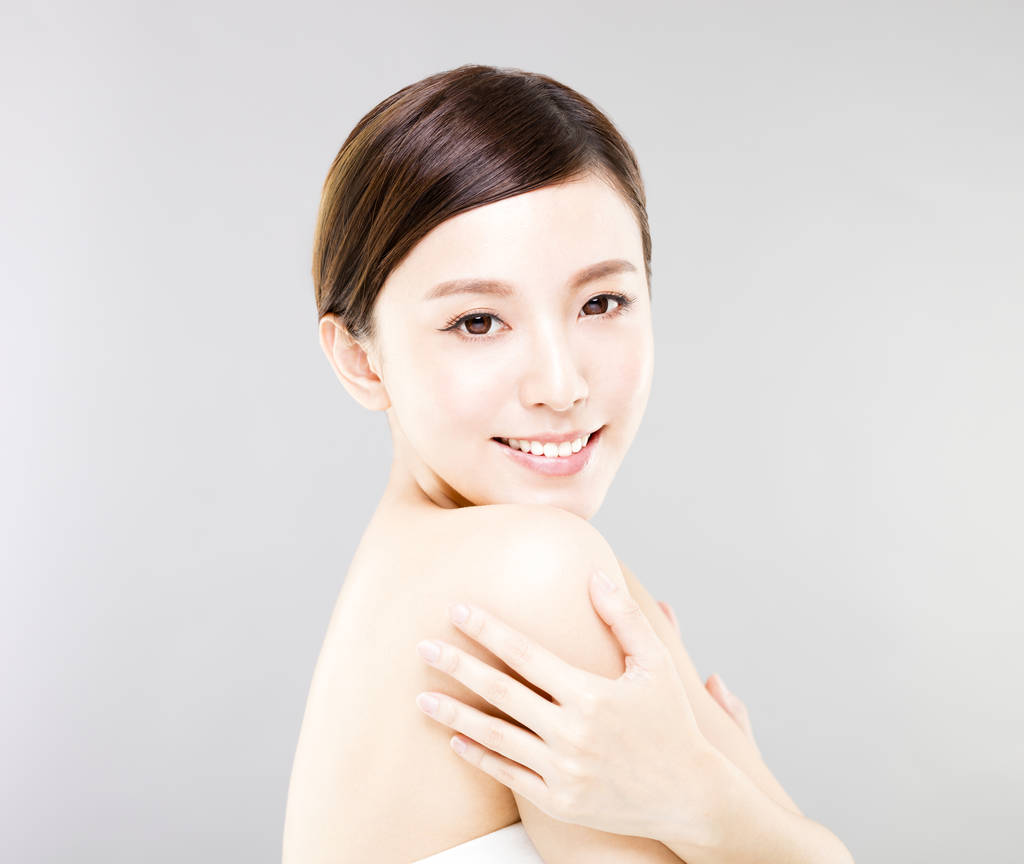 特写年轻女子脸上带有灰色背景