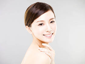 特写年轻女子脸上带有灰色背景