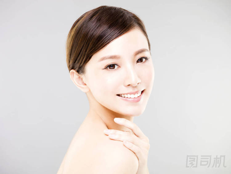 特寫年輕女子臉上帶有灰色背景