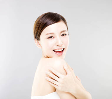 特寫年輕女子臉上帶有灰色背景