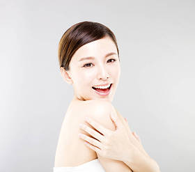 特写年轻女子脸上带有灰色背景