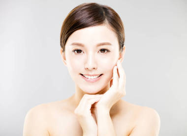 特写年轻女子脸上带有灰色背景