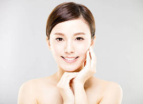 特写年轻女子脸上带有灰色背景