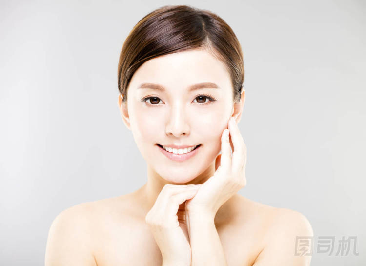 特寫年輕女子臉上帶有灰色背景