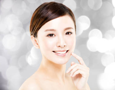 特寫年輕女子臉上帶有灰色背景