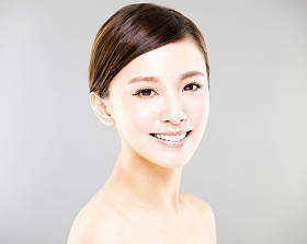 特写年轻女子脸上带有灰色背景