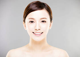 特写年轻女子脸上带有灰色背景