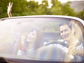 年轻的亚洲夫妇享受兜风