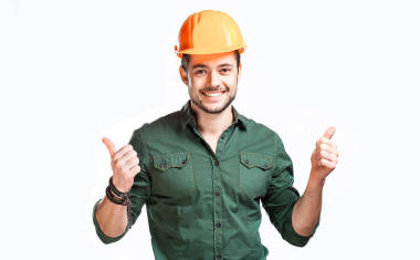 年輕的建筑工人的安全帽