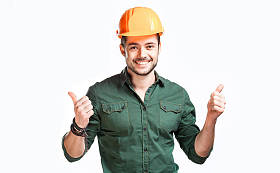 年轻的建筑工人的安全帽